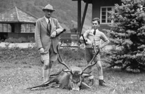 Con il padre Carlo, dopo la caccia, negli anni trenta.