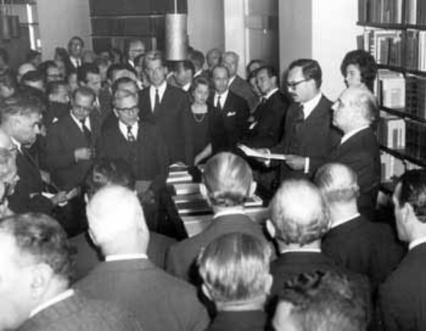 1961: Inaugurazione della Biblioteca dell'Istituto Giangiacomo Feltrinelli. L'Istituto - che nel 1974 diventerà Fondazione.