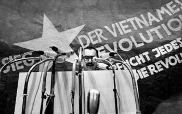 Comizio alla manifestazione contro la guerra nel Vietnam, Berlino 1968.