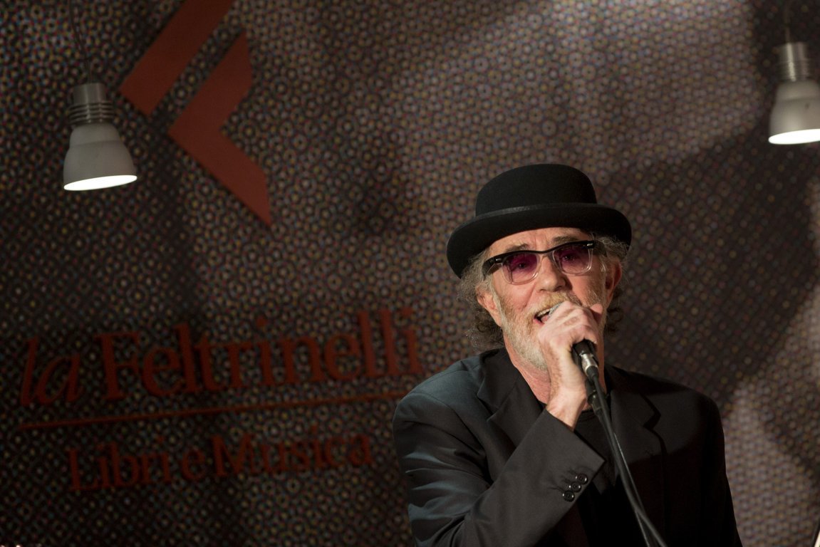 De Gregori canta Bob Dylan nella libreria di Piazza Piemonte a Milano
