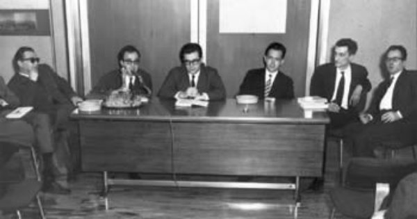 A Palermo nasce il Gruppo 63. Da sinistra: Elio Pagliarani, Vanni Scheiwiller, Umberto Eco, Nanni Balestrini, Edoardo Sanguineti, Alfredo Giuliani.
