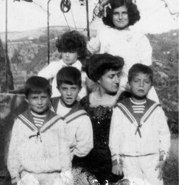 Le Torrette (Ancona), 1910. La nonna Gemma con i suoi figli: Lucia, Luciano, Lucio, Luxardo (alla sinistra di nonna Gemma) e Luchino.