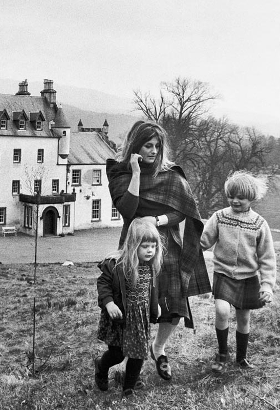 Aberuchill, Scozia, 1967. Con Allegra e Owen (foto di Patrick Lichfield).