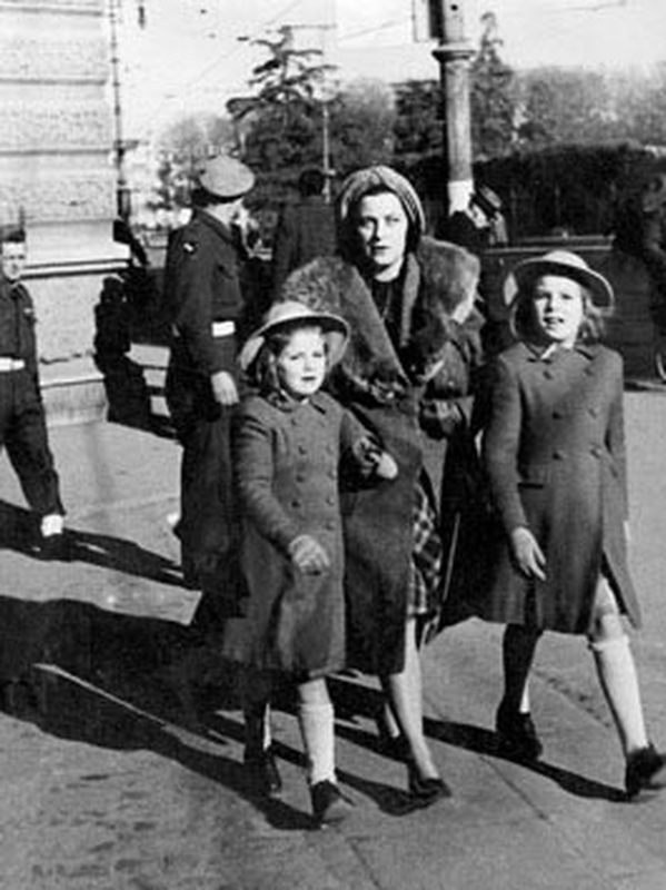 Padova, 1945. Con la mamma e Pucci. E i soldati inglesi.