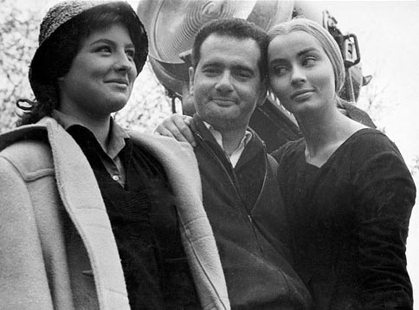 Torrechiara (Parma), 1955. Sul set di "Donne e soldati" con l’operatore Gianni di Venanzo e Marcella Mariani.