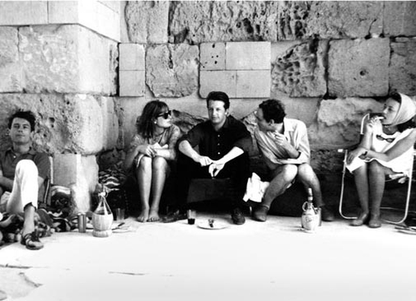 Leptis Magna, 1965. Con Nando Scarfiotti, Phillip Martyn, Pierre Cardin e Jeanne Moreau (foto di Marina Cicogna).