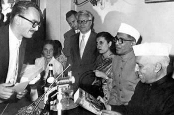 Roma, 8 luglio 1955. Giangiacomo Feltrinelli presenta a Jawaharlal Nehru l'edizione italiana della sua "Autobiografia". Accanto al premier indiano, la figlia Indira Gandhi, futuro capo di governo.