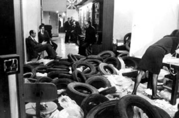 Happening con installazione artistica alla Feltrinelli di via Babuino a Roma, 1965.