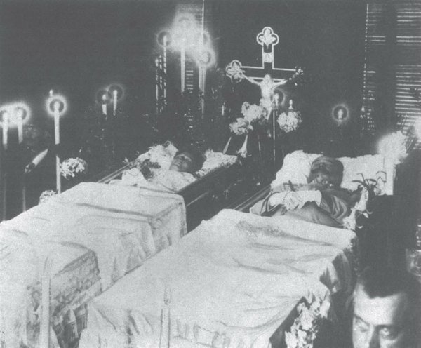 L’arciduca Francesco Ferdinando e la duchessa Sofia nella camera ardente