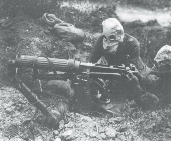 Serventi britannici muniti di maschera antigas davanti a una mitragliatrice sulla Somme, 1916