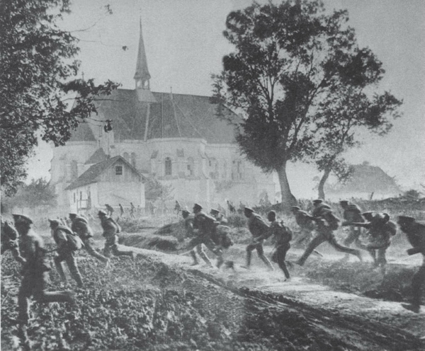 Truppe russe nella Galizia orientale passano davanti a una chiesa durante una battaglia non identificata, 1917