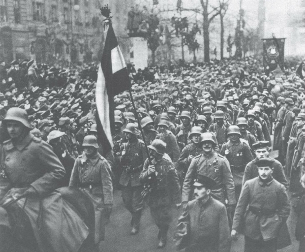 L’esercito tedesco rientra in patria e attraversa Berlino marciando