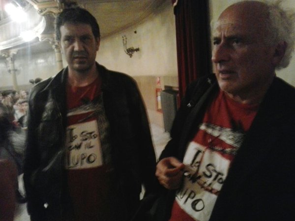 In teatro con la T-shirt "Io sto con il Lupo"