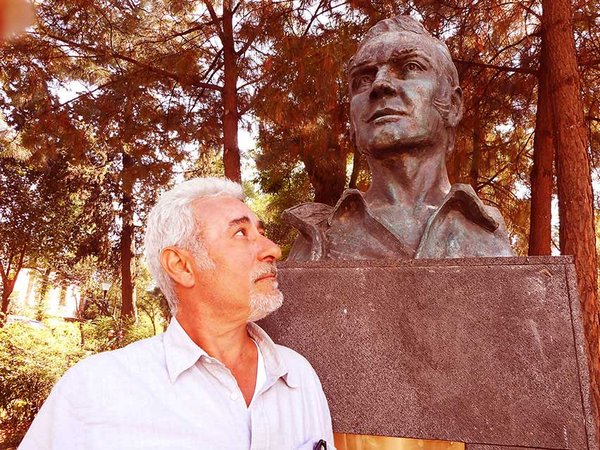 Pino Cacucci accanto al busto di John Riley a San Ángel, Città del Messico, eretto nel punto in cui avvennero le impiccagioni dei prigionieri del San Patricio