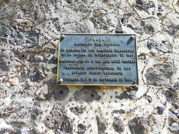 targa in ricordo dei “martiri irlandesi” sulla muraglia della facciata di Churubusco, l’odierna Plaza Batallón San Patricio, a Coyoacán, Città del Messico