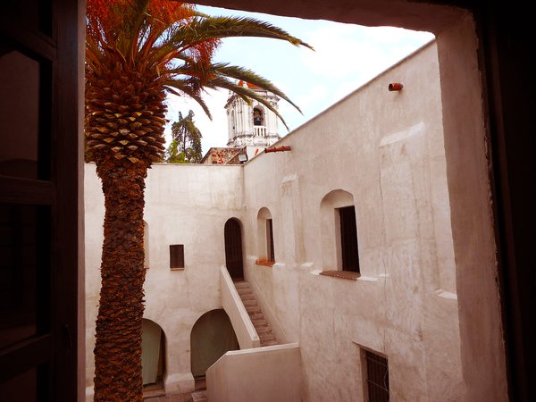 Patio interno di Churubusco; sullo sfondo, il campanile (restaurato) dove si erano appostati i tiratori scelti del San Patricio