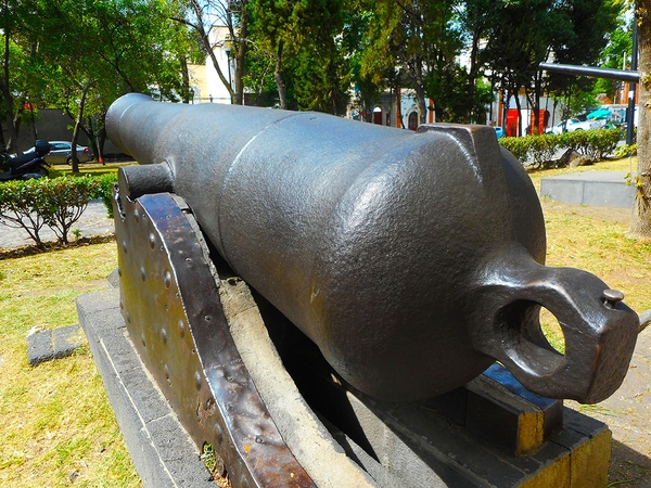 Cannone originale del 1847 puntato su Plaza Batallón San Patricio