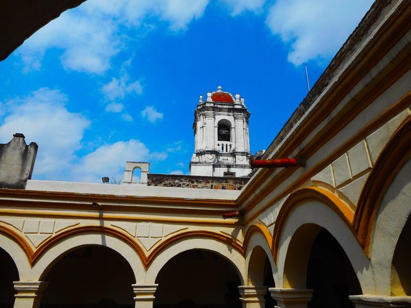 Patio interno di Churubusco con il campanile, parzialmente demolito dalle artiglierie statunitensi e successivamente restaurato per creare il Museo de las Intervenciones