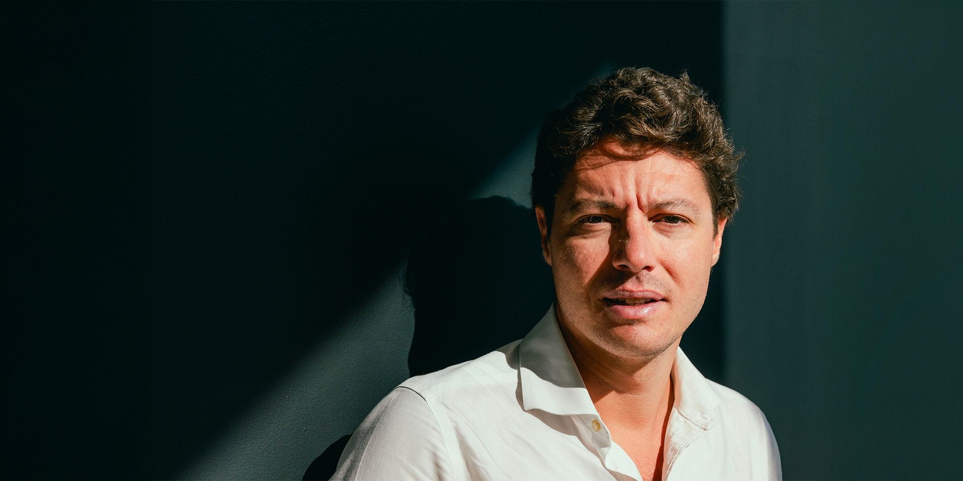 Un amore impossibile che attraversa i decenni.