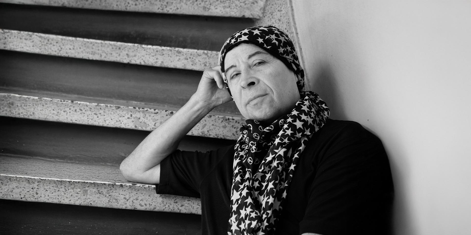 Un amore proibito che si intreccia con la storia politica di un paese.