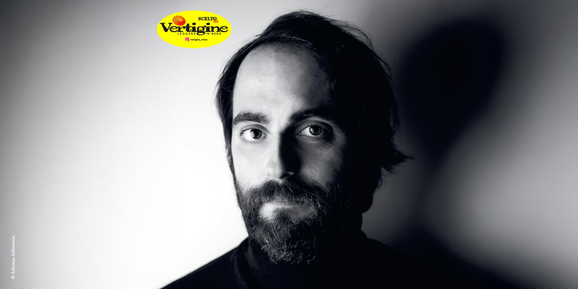 Un romanzo nero e luminoso insieme, una commedia dal retrogusto amaro sulla condizione umana.